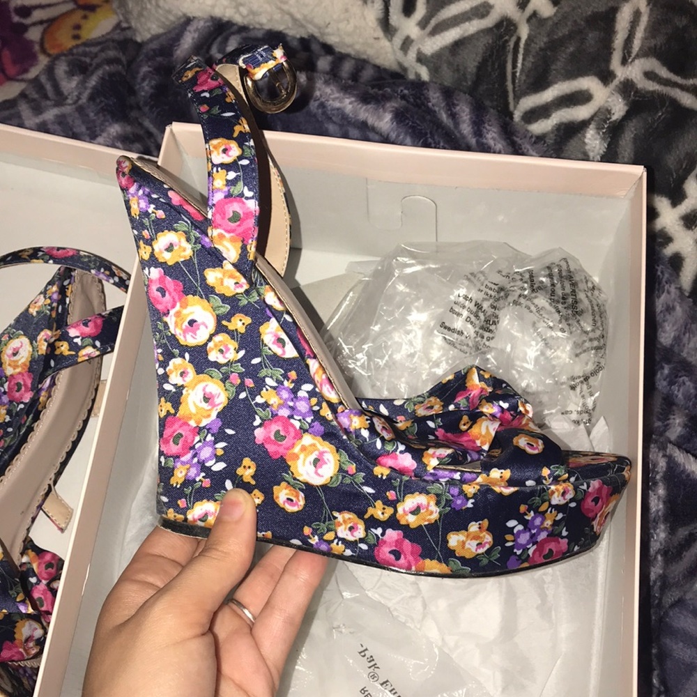 Floral wedge heels!